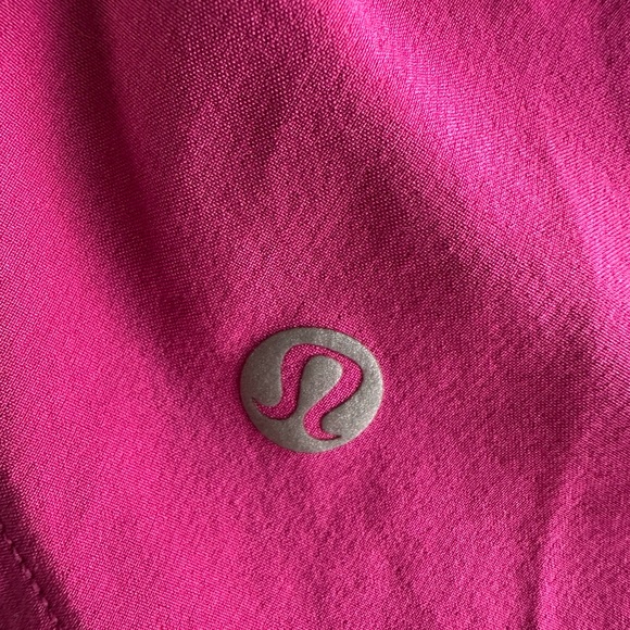 Lululemon shorts dragon fruit color - Picture 4 of 6